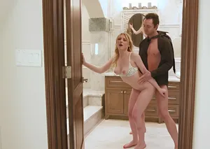 ông chồng nhu nhược nhìn vợ cùng tiền bối chụp ảnh khỏa thân