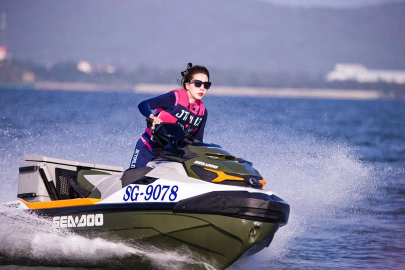 Cô gái trẻ mặc lụa đen, đỏ mặt khi liếm lồn