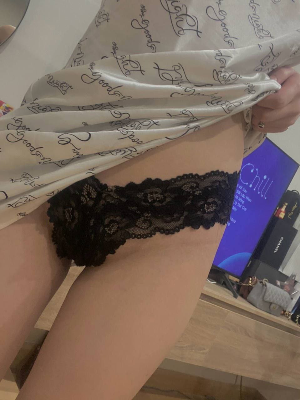 "Cô này tên Đỗ Bích Ngọc sn1990 quê Hạ Long Quảng Ninh hiện tại đang sinh sống và làm việc ở Hà Nội hiện đang nợ tôi một khoản tiền và Giờ cô ấy đã chặn hết mọi liên lạc với tôi và bùng tiền tôi, số tiền tuy không nhiều nhưng đó là những gì mà tôi đã cố gắng bao năm nay mà giờ cô ta lại đối xử với tôi nv, giờ tôi sẽ cho mọi thứ ra cho mọi người thấy bộ mặt của cô ta là Thạc Sĩ tâm lý học"